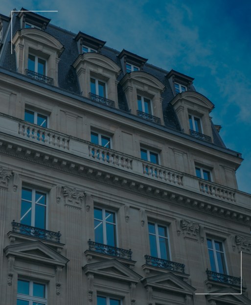Façade d'immeuble haussmannien à Paris